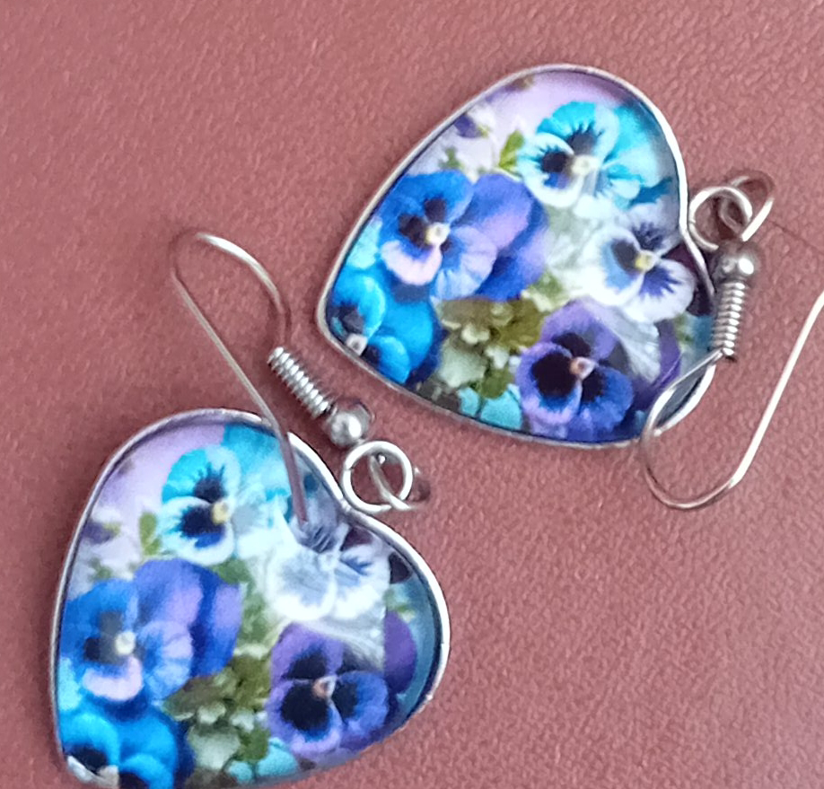 Heart-Shaped Floral Earrings thumbnail