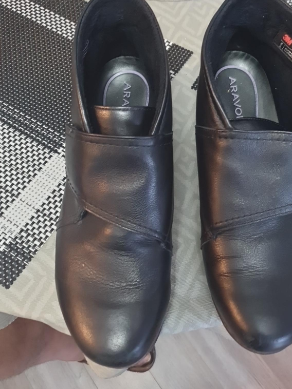 Aravon Black Leather Ankle Boots with Thinsulate