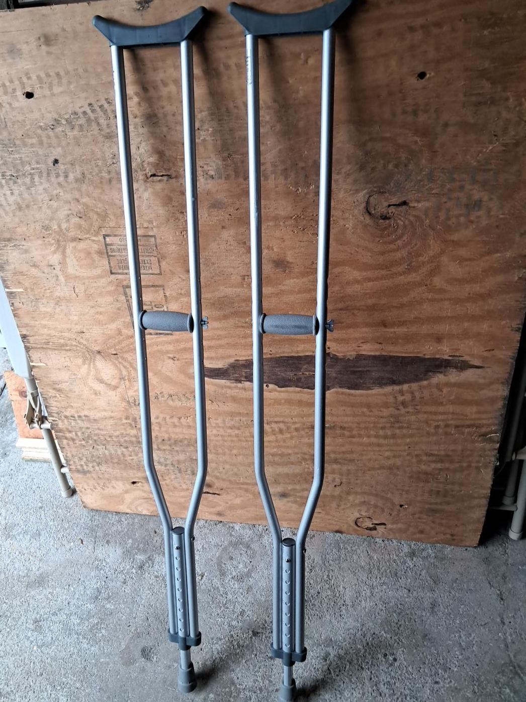 Adjustable Aluminum Crutches thumbnail