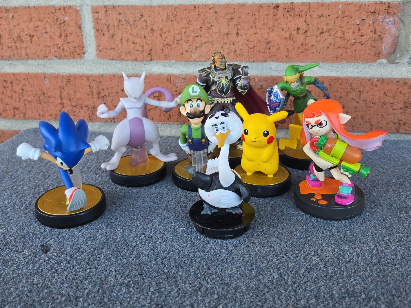 Selling a set of Amiibo figures image indicator(1)