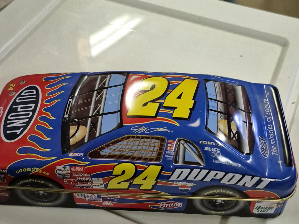 Dupont #24 NASCAR Tin Box 🇨🇦