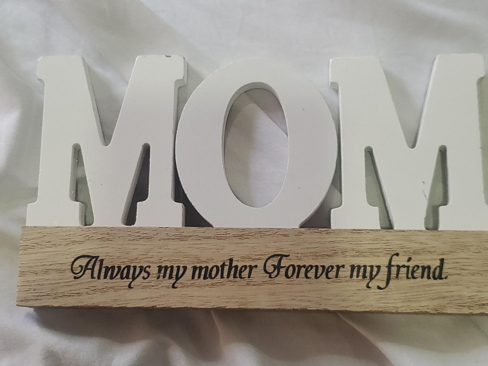 Wooden 'MOM' Decoration thumbnail