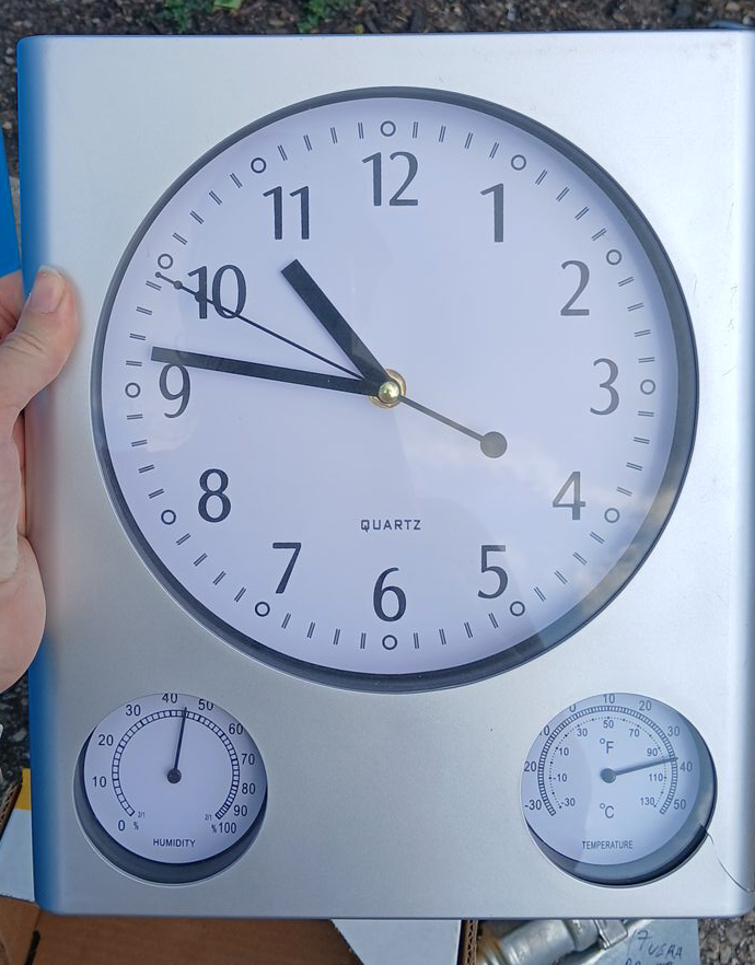 Quartz Wall Clock with Thermometer & Humidity Gauge