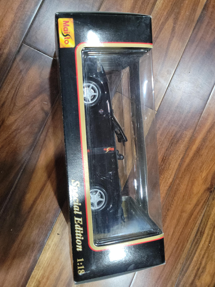 Maisto Special Edition 1:18 Black Car Model
