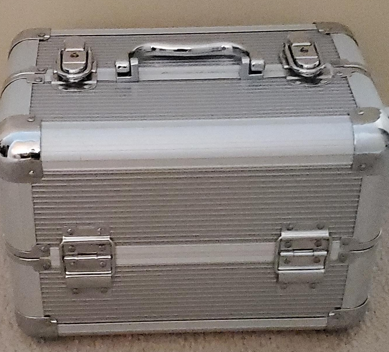 BIN EUC Silver Aluminum Makeup/Cosmetic Case thumbnail