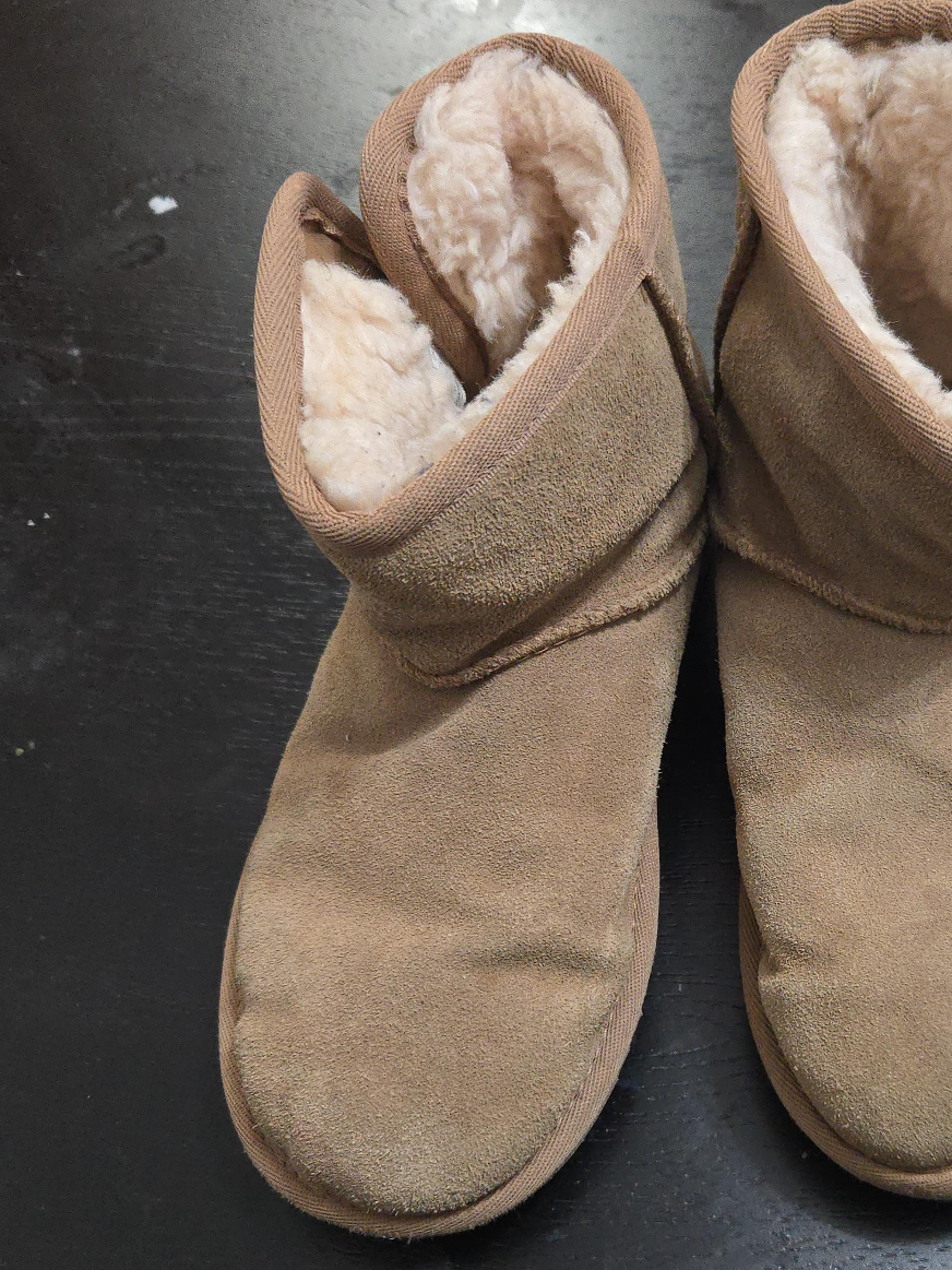 UGG Classic Short Boots - Kids Size 1 thumbnail