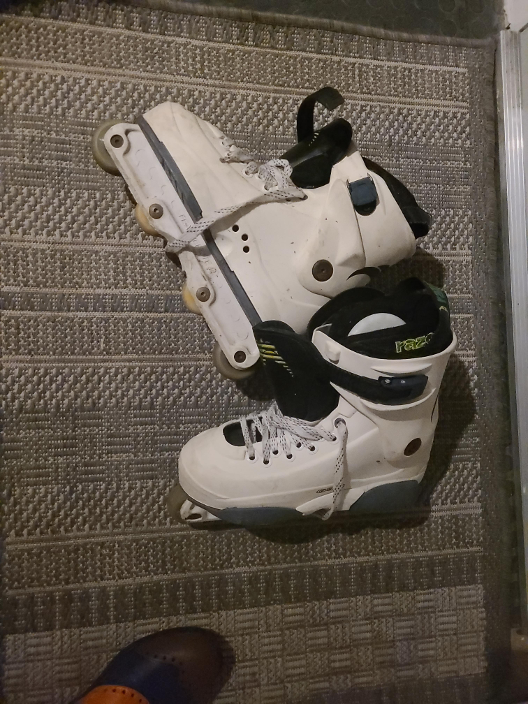RAZOR Skates - US Size 9 thumbnail