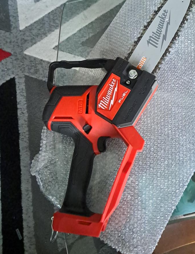 Milwaukee M18 FUEL Hatchet 8" Cordless Pruning Saw thumbnail