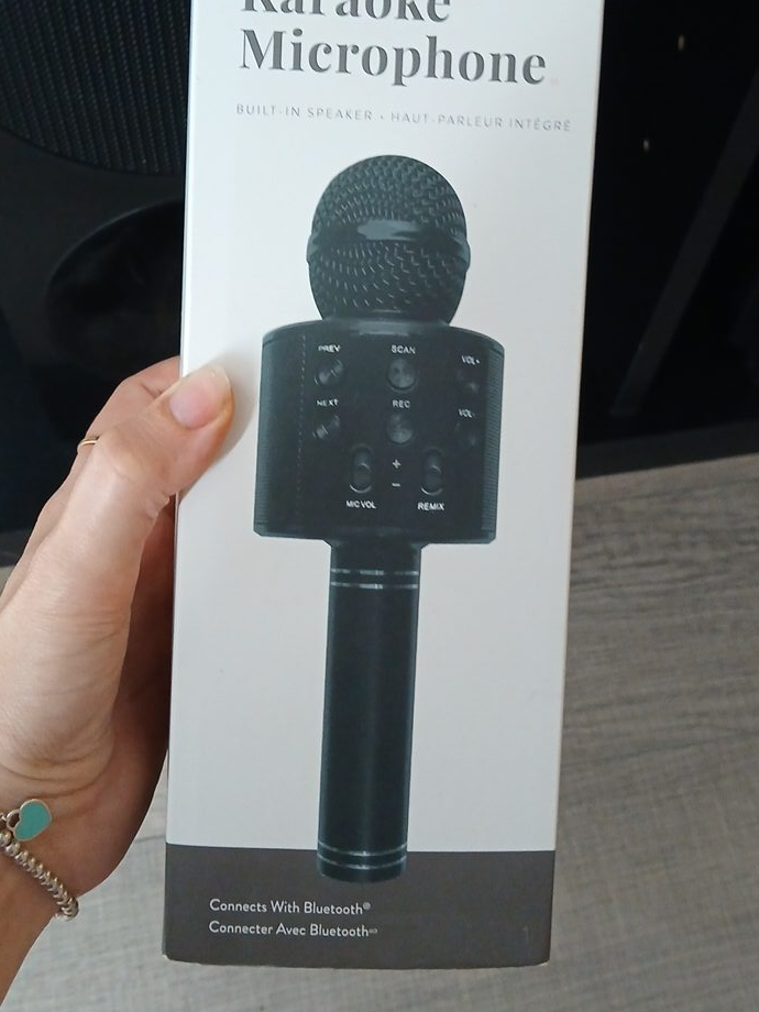 Karaoke Microphone with Built-in Speaker thumbnail