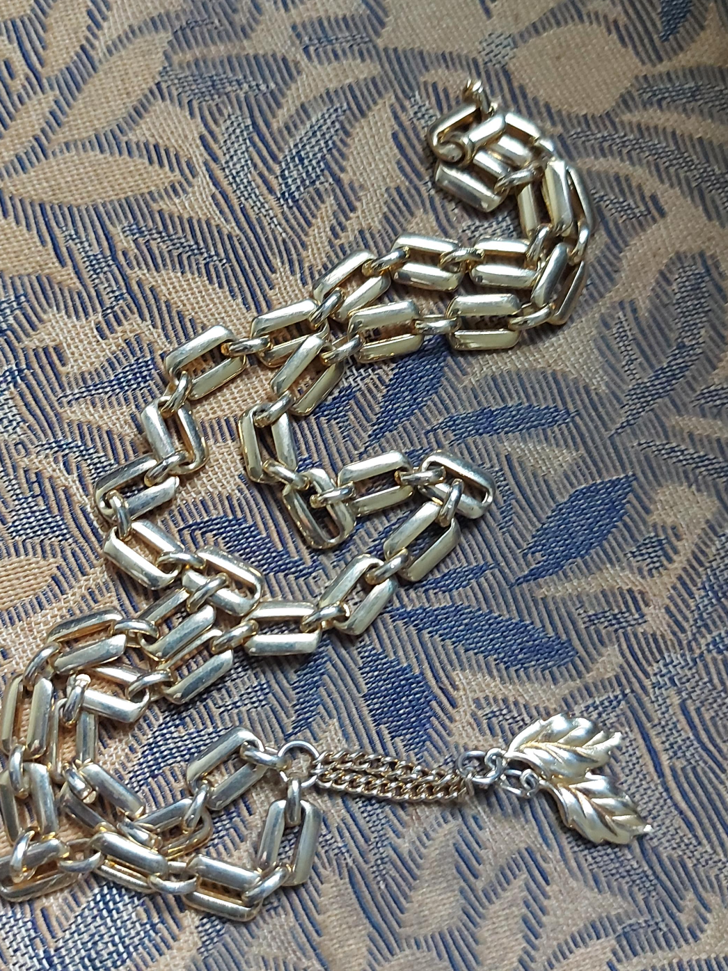 Gold-tone Necklace with Leaf Detail thumbnail