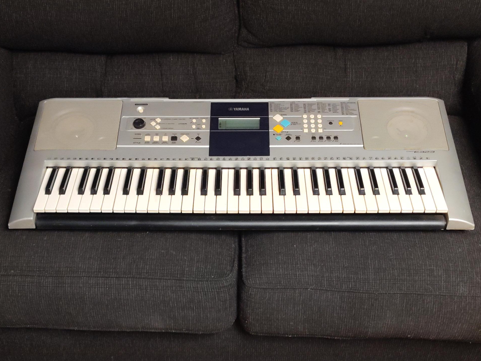 Yamaha PSR-E323 Keyboard thumbnail