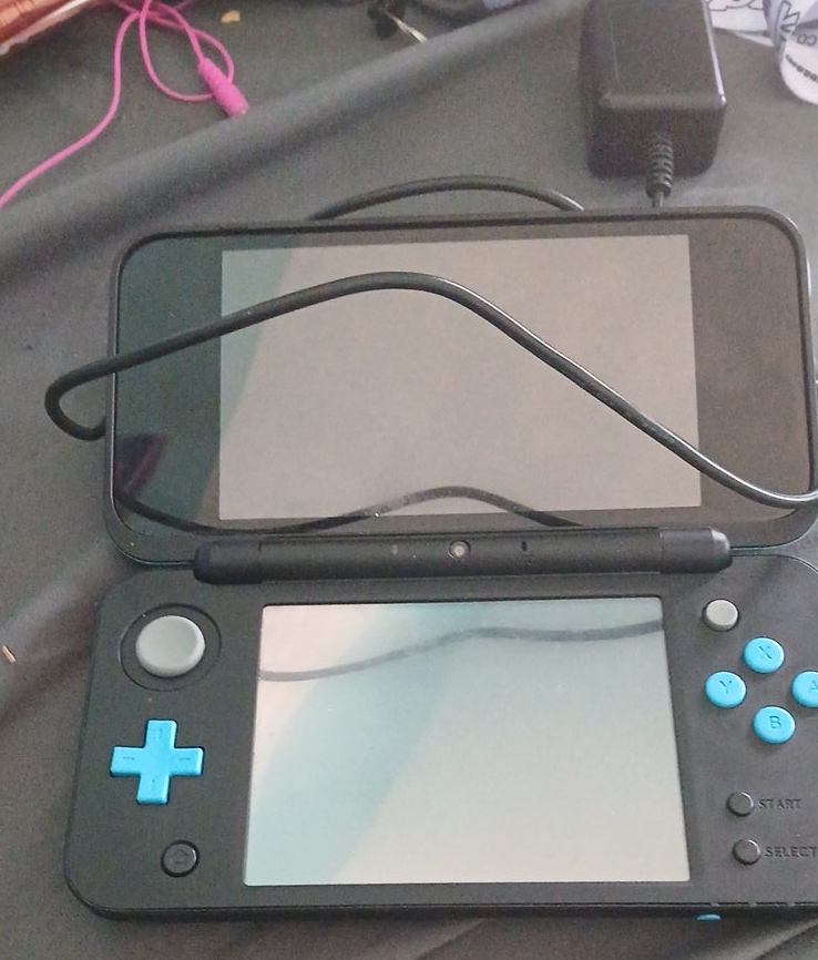 Nintendo 2DS XL Black & Blue thumbnail