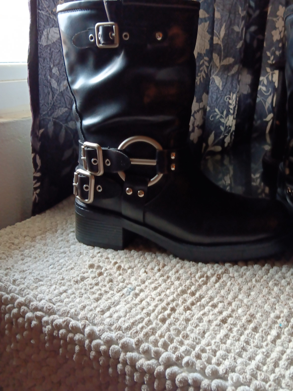 Dream Pairs Black/Brown Leather Boots - Size 8 thumbnail