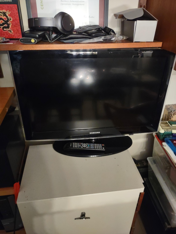 Samsung TV 32" w/ remote thumbnail