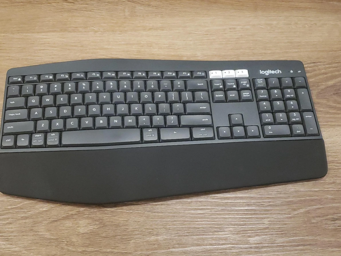 Logitech Keyboard - Great Condition thumbnail