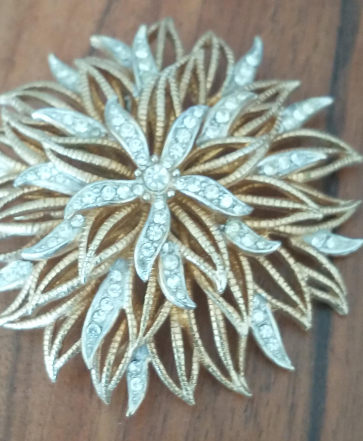 Vintage Gold Tone Flower Brooch thumbnail