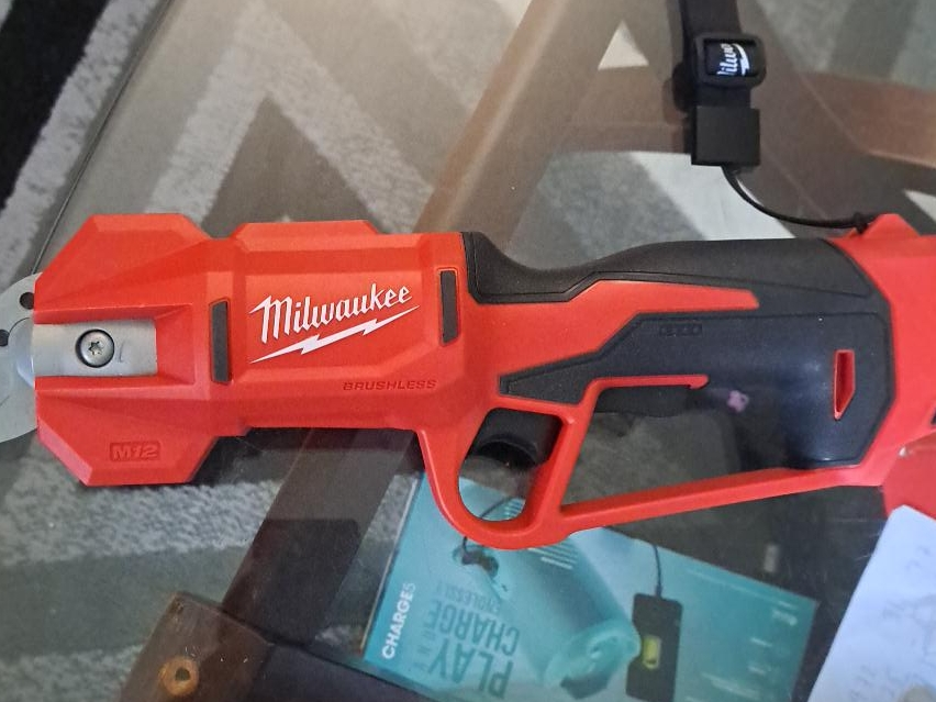 Milwaukee M12 Brushless pruning shears thumbnail