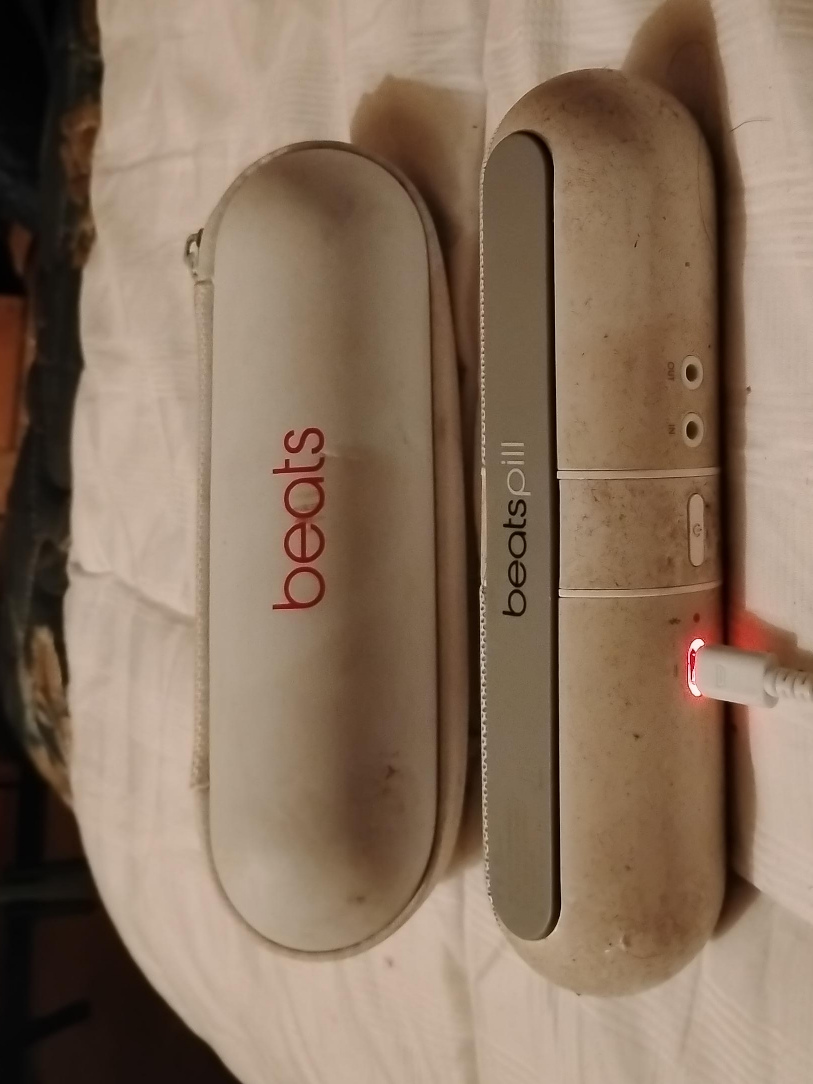 Beats Pill Portable Speaker with Case image indicator(1)