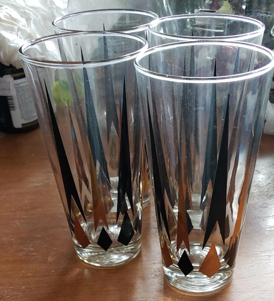 Set of 4 Vintage Diamond Pattern Drinking Glasses thumbnail