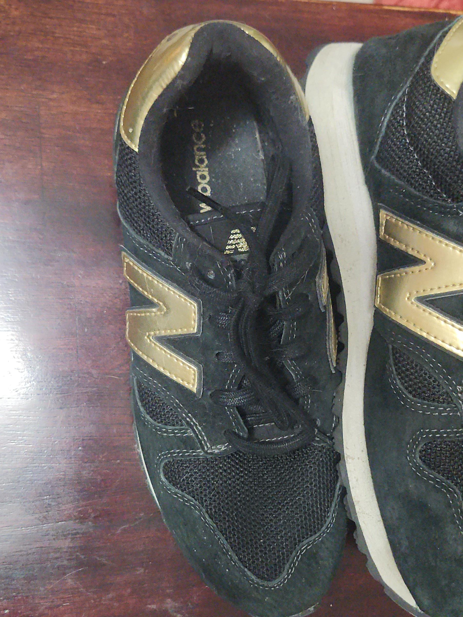 New Balance 520  Black & Gold Sneakers Sz 9.5 image indicator(1)