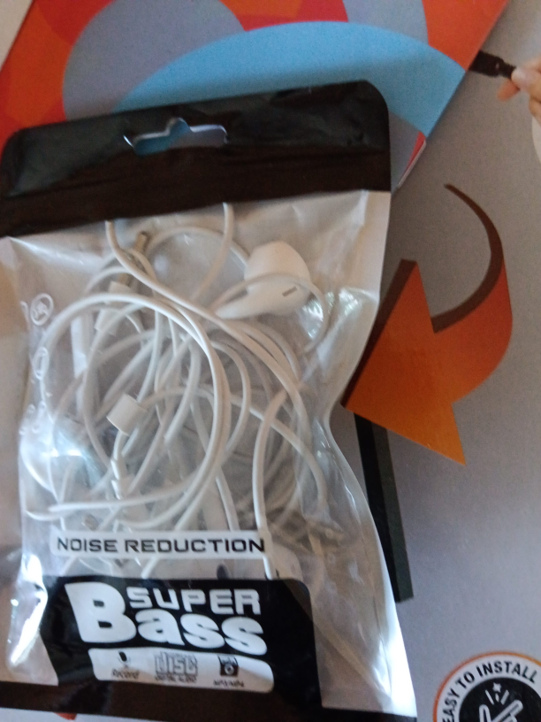 Super Bass Noise Reduction Earphones - New! thumbnail