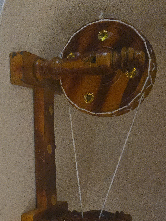 Wooden Spinning Wheel thumbnail