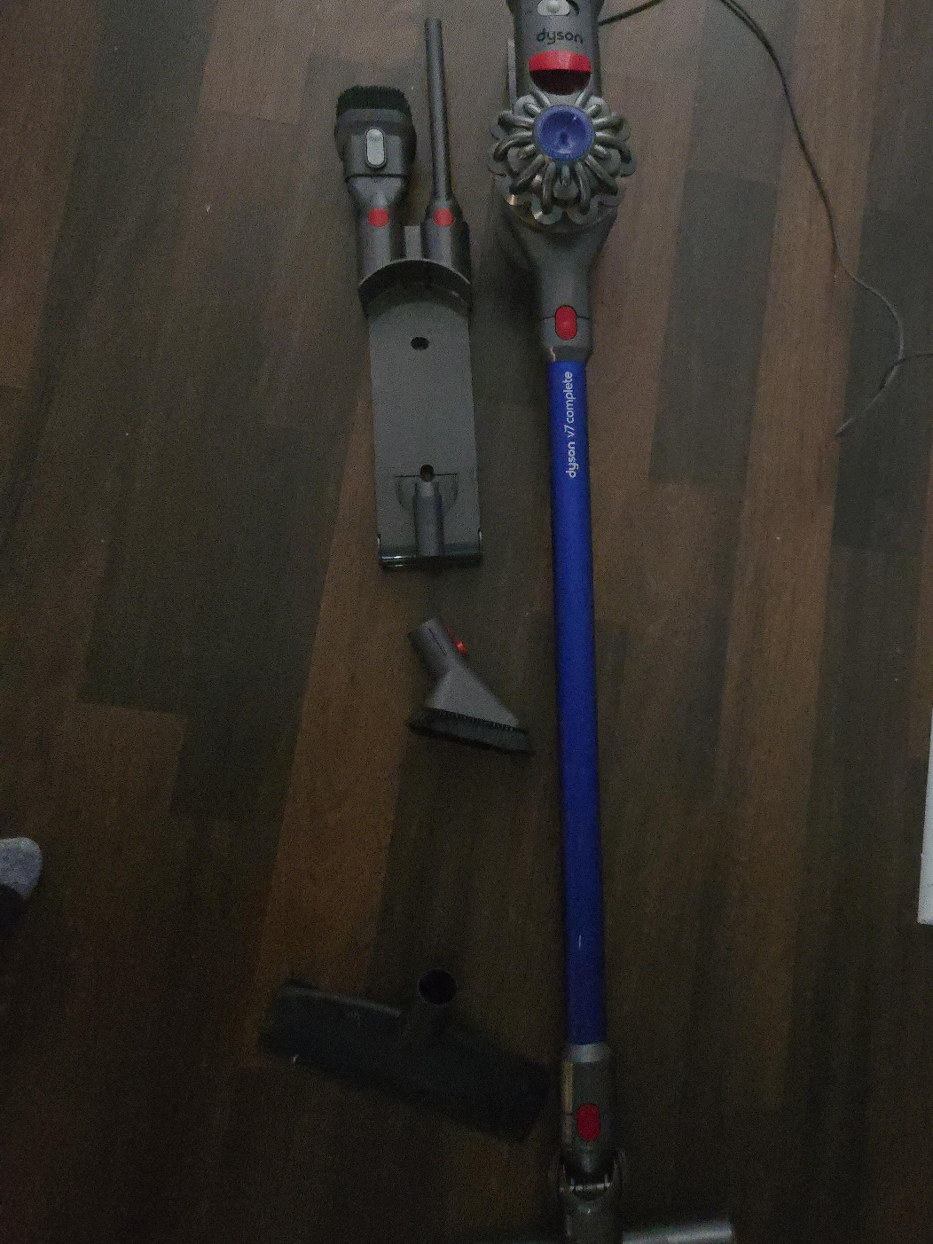 Dyson V7 Complete Cordless Vacuum thumbnail