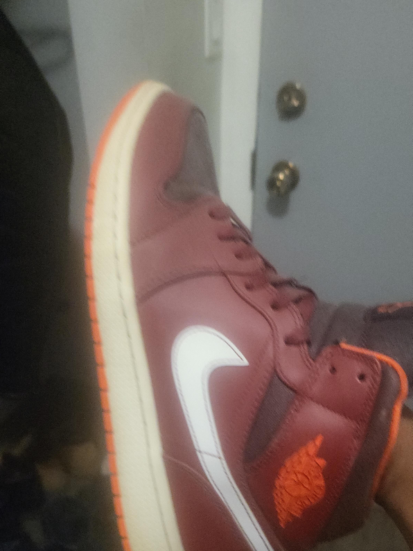 Air Jordan 1 Retro High Bordeaux thumbnail