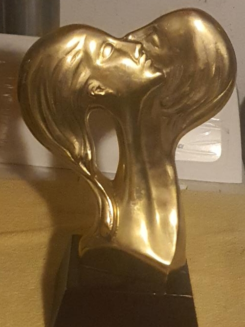 Gold Sculpture - The Kiss thumbnail