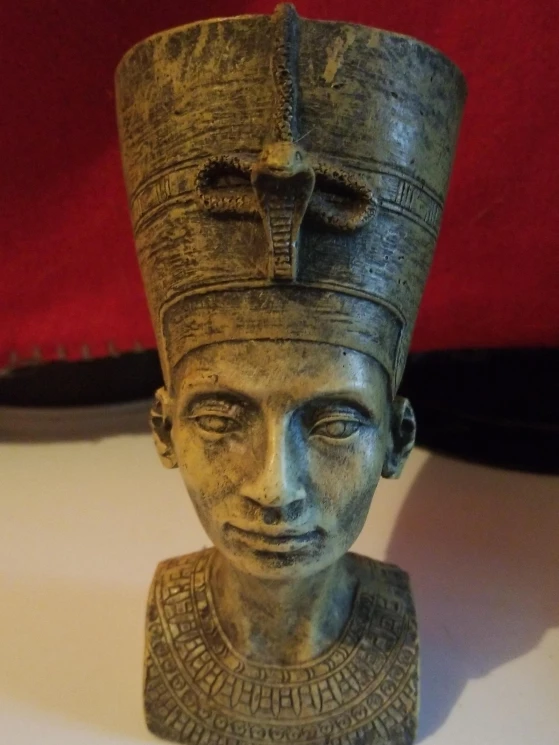 Nefertiti Bust Figurine thumbnail