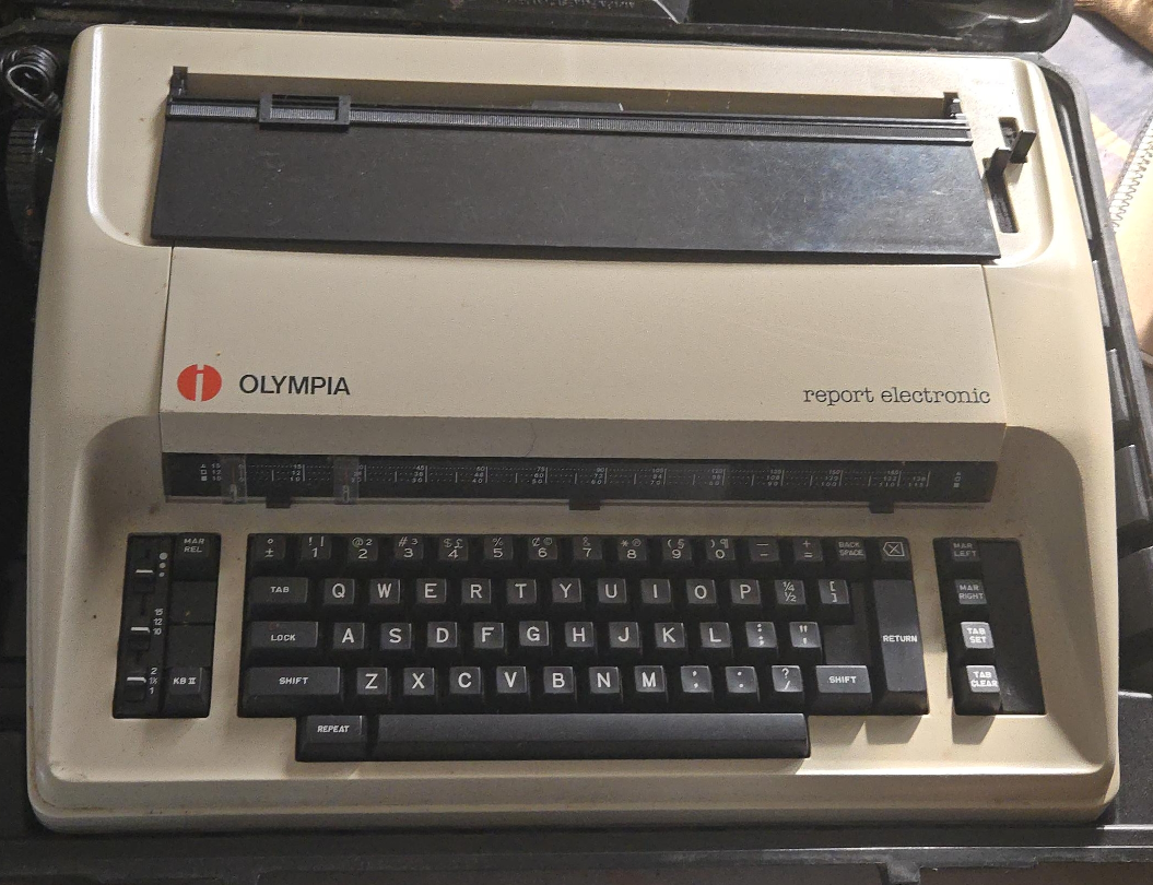Olympia Report Electronic Typewriter image indicator(1)