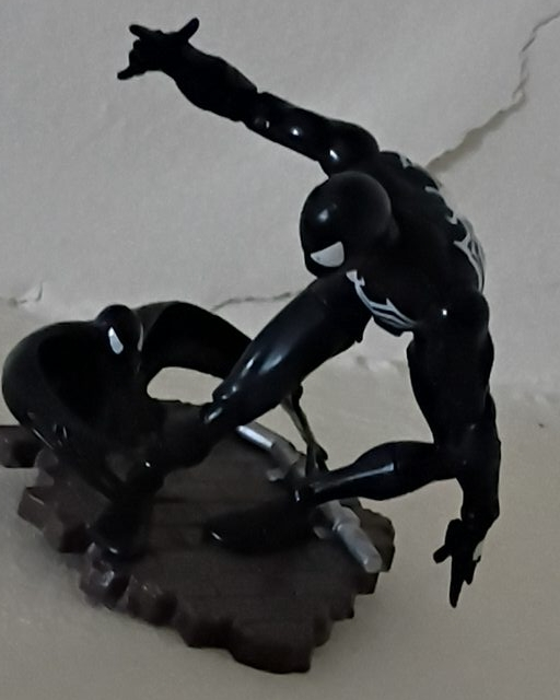 Venom vs. Spider-Man Black Suit Figurine thumbnail