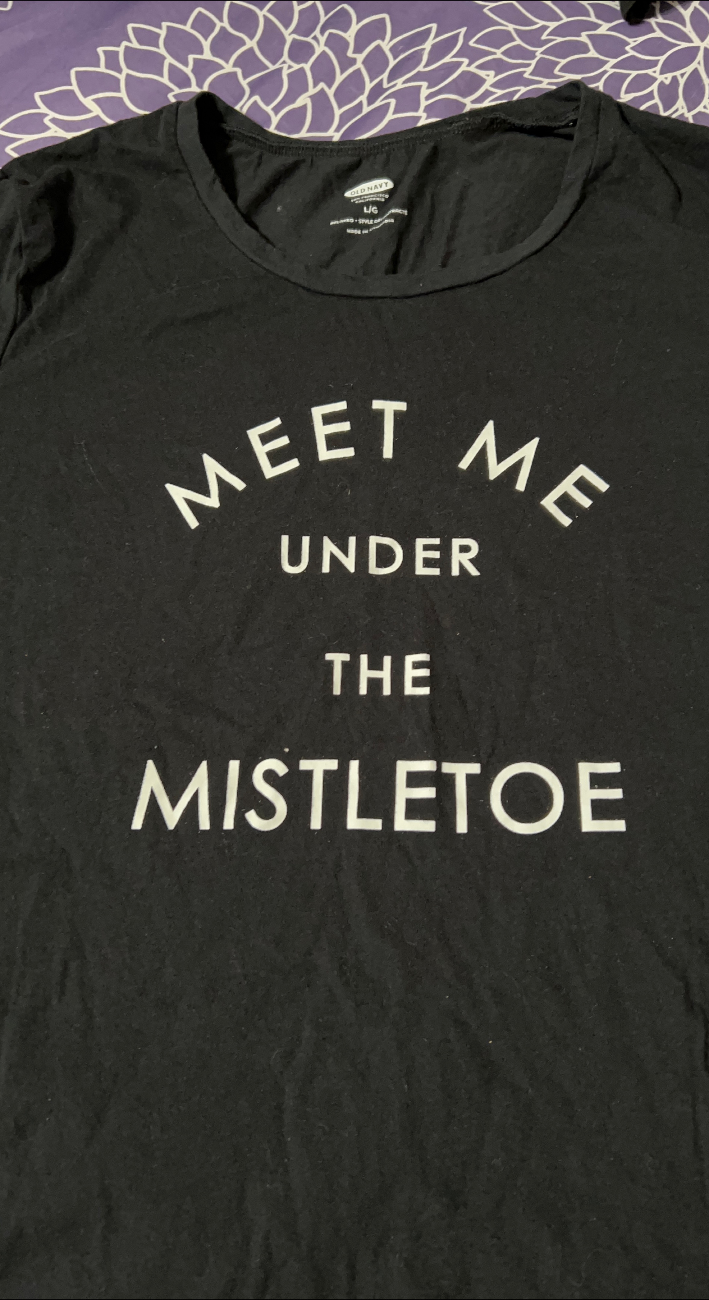Old Navy Black Mistletoe Graphic Tee - L thumbnail