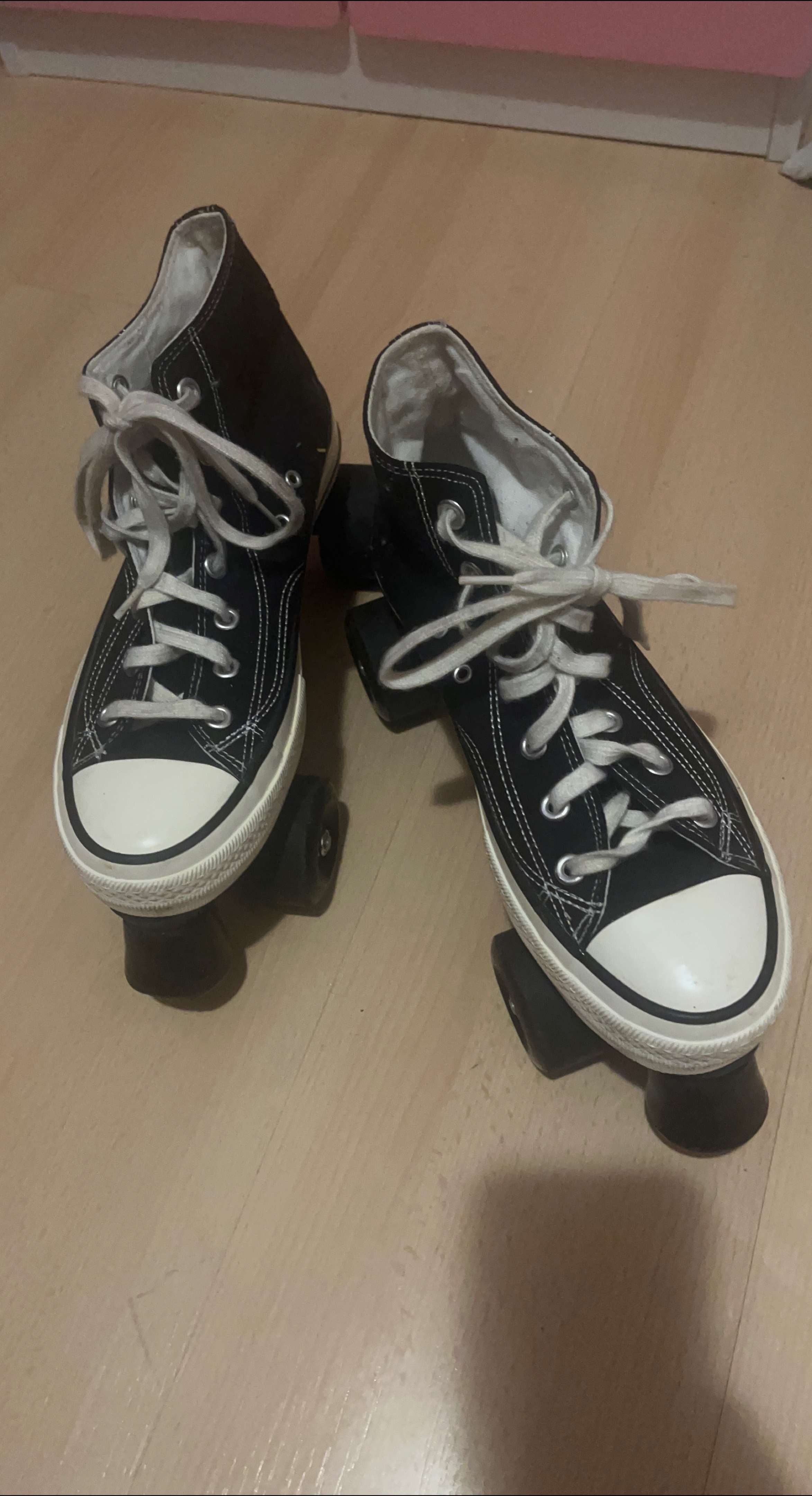 Black even star Roller Skates thumbnail
