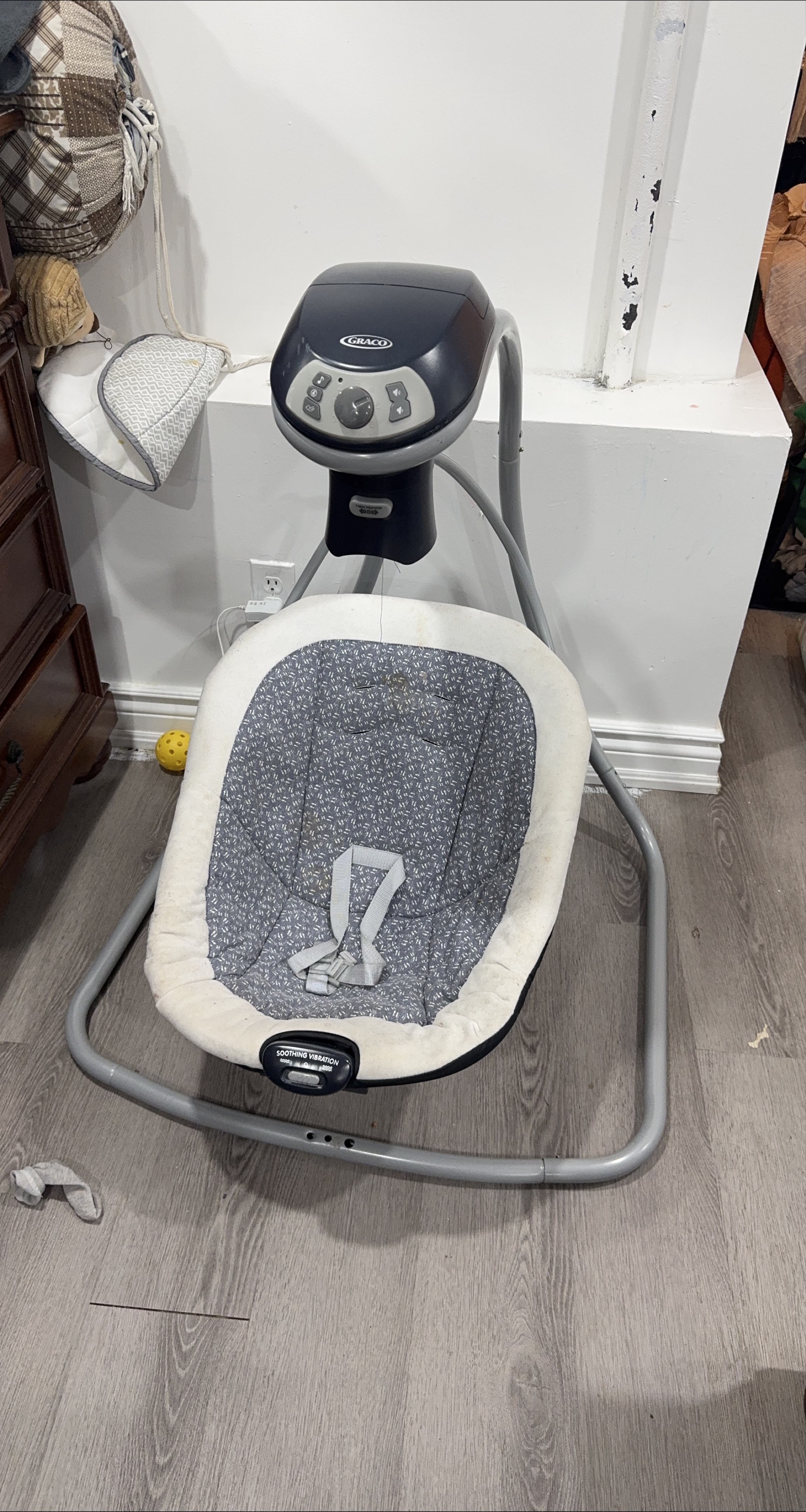 Graco Baby Swing with Vibration thumbnail
