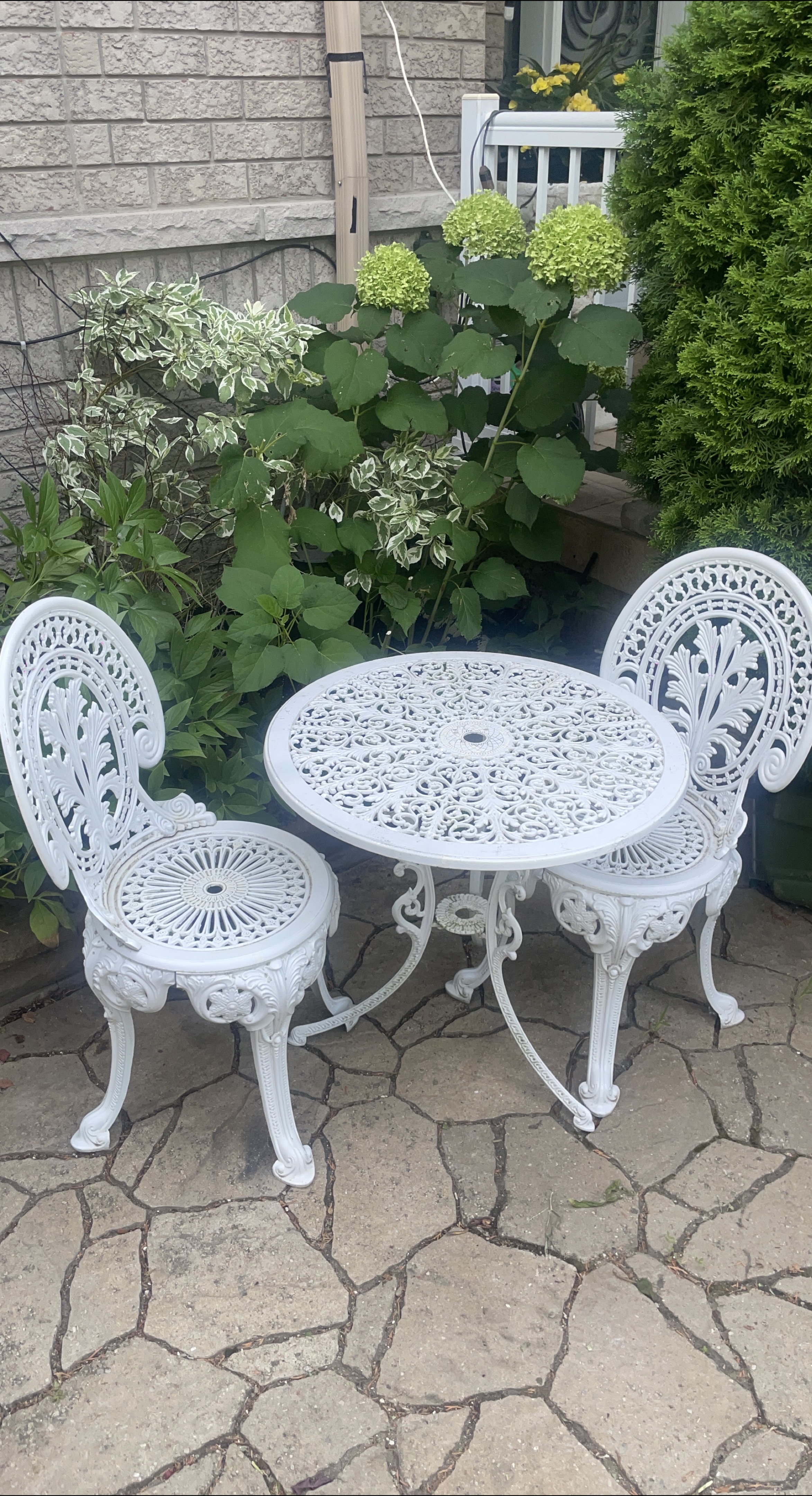 White Cast Aluminum Patio Set (3-Piece) thumbnail