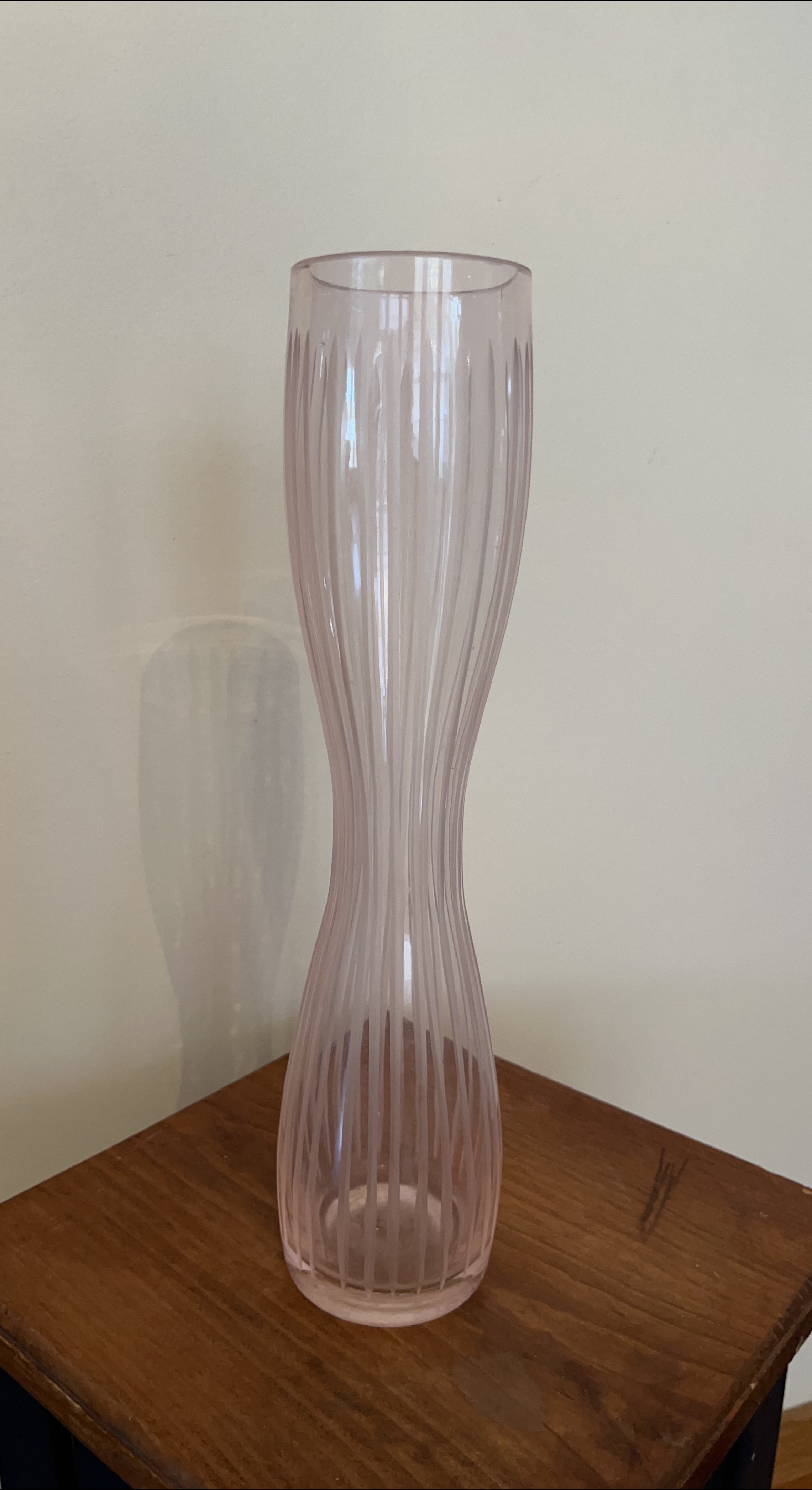 ❤️Pink Glass Hourglass Vase thumbnail