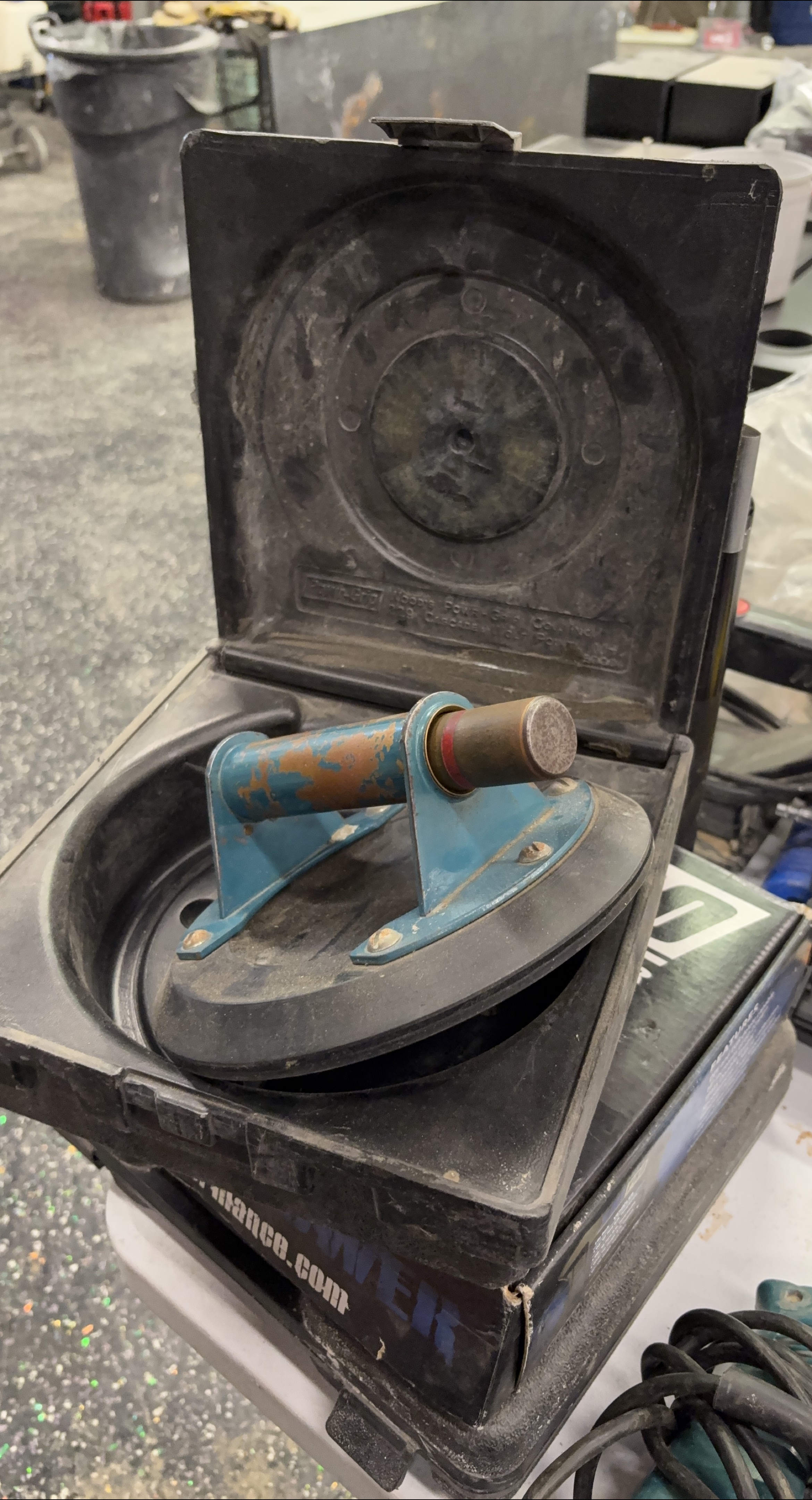 Wood's Powr-Grip Vacuum Suction Cup with Case