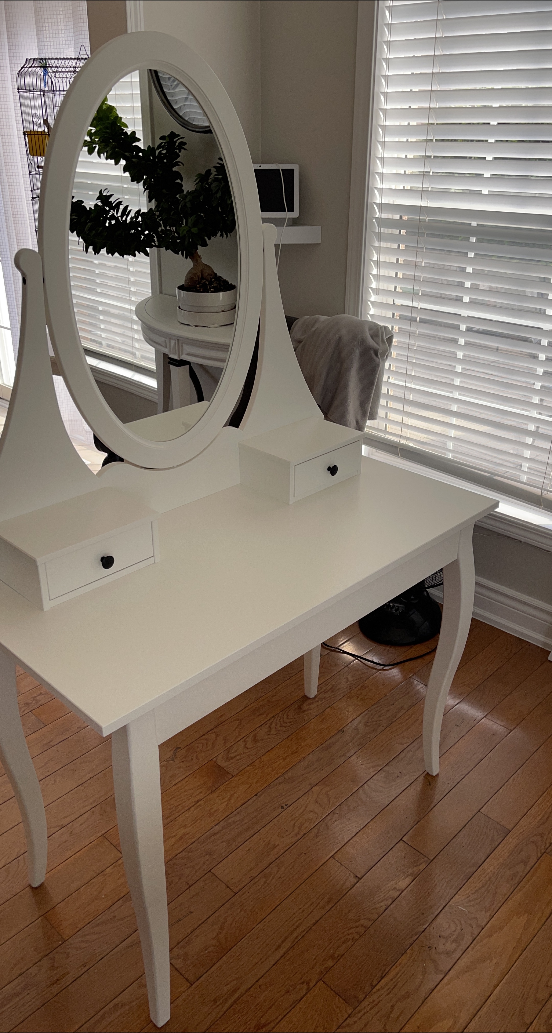 White Vanity Table with Mirror thumbnail