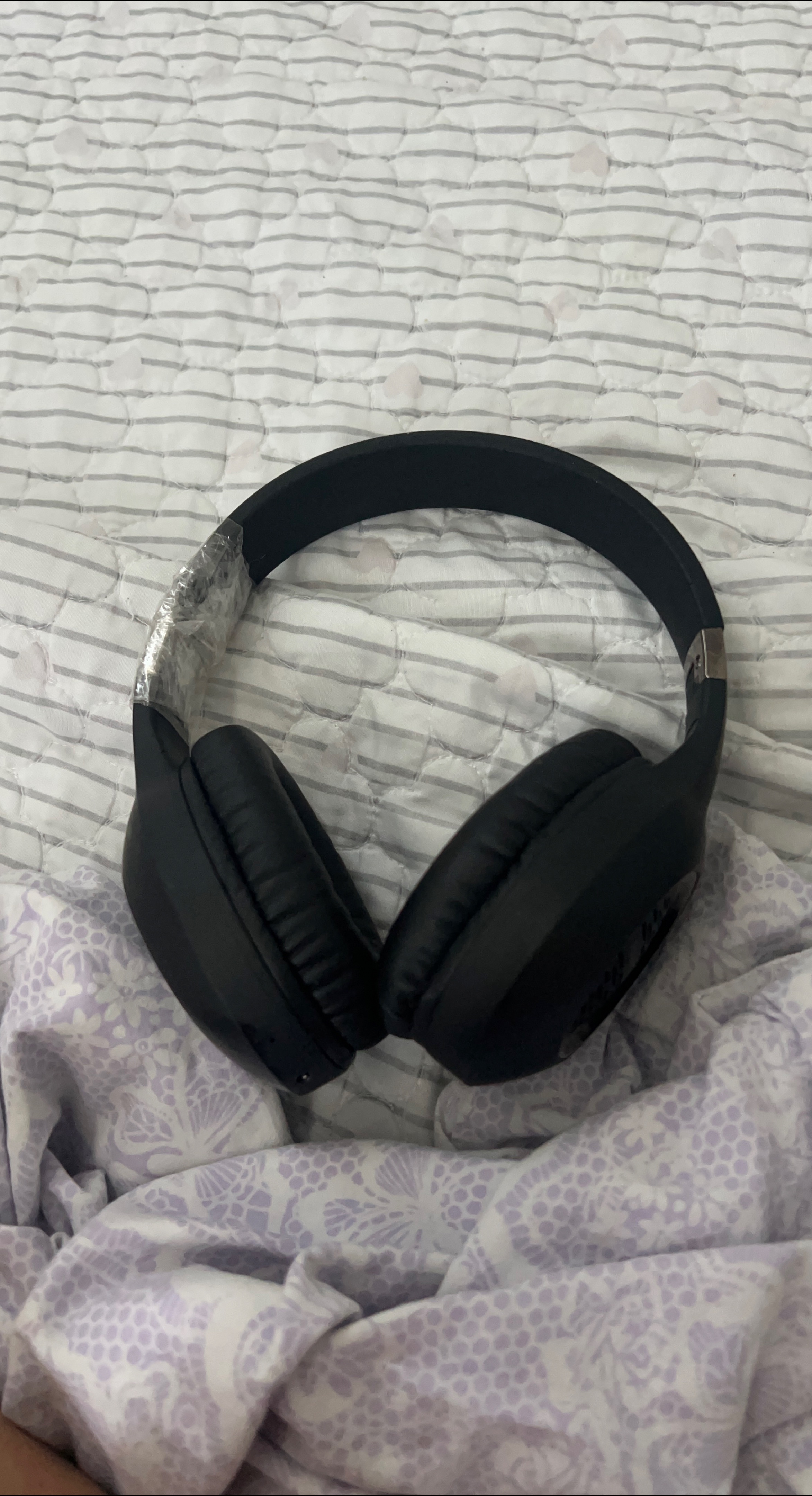 Broken Black JBL Headphones thumbnail