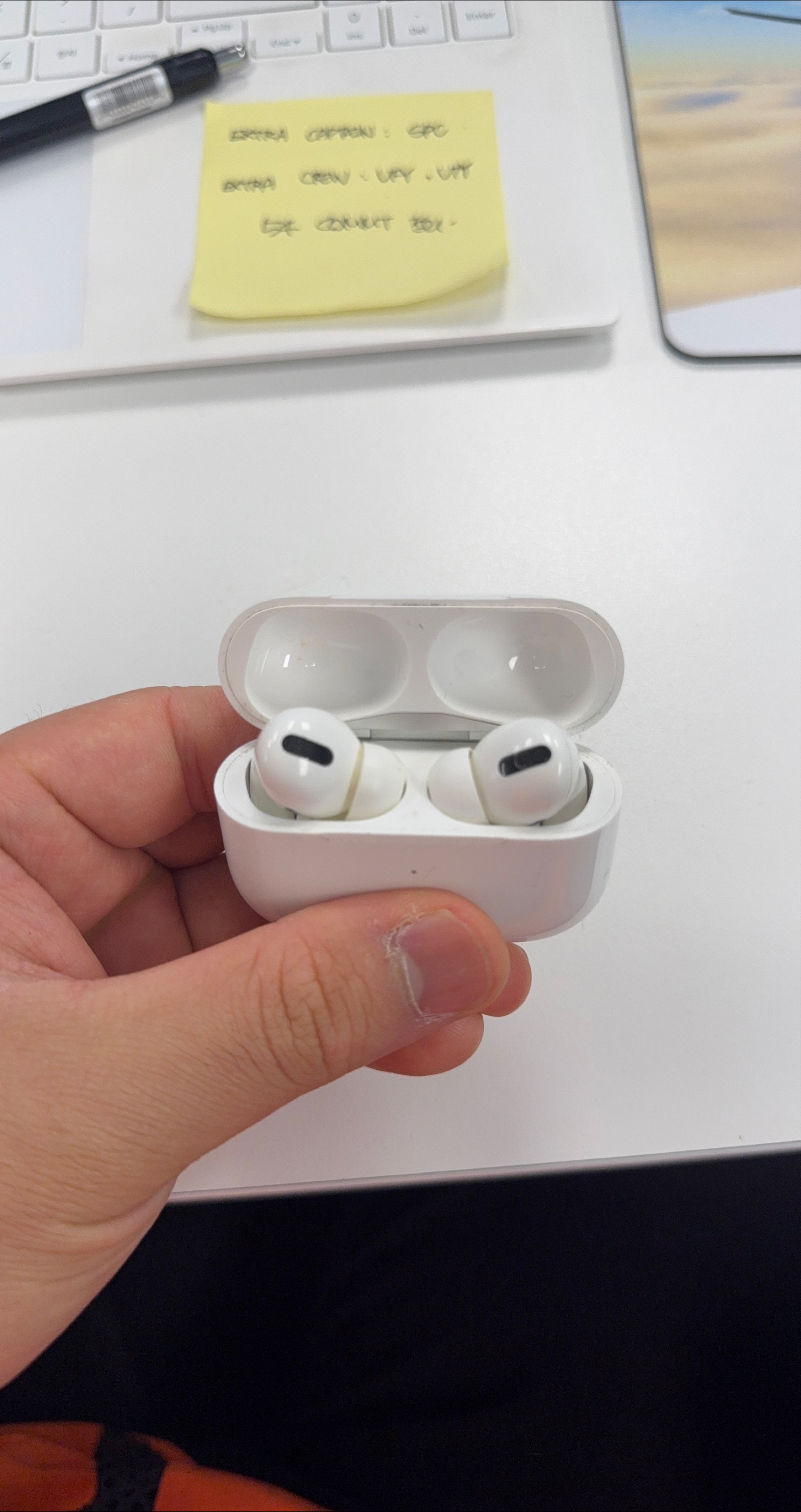 Apple AirPods Pro thumbnail