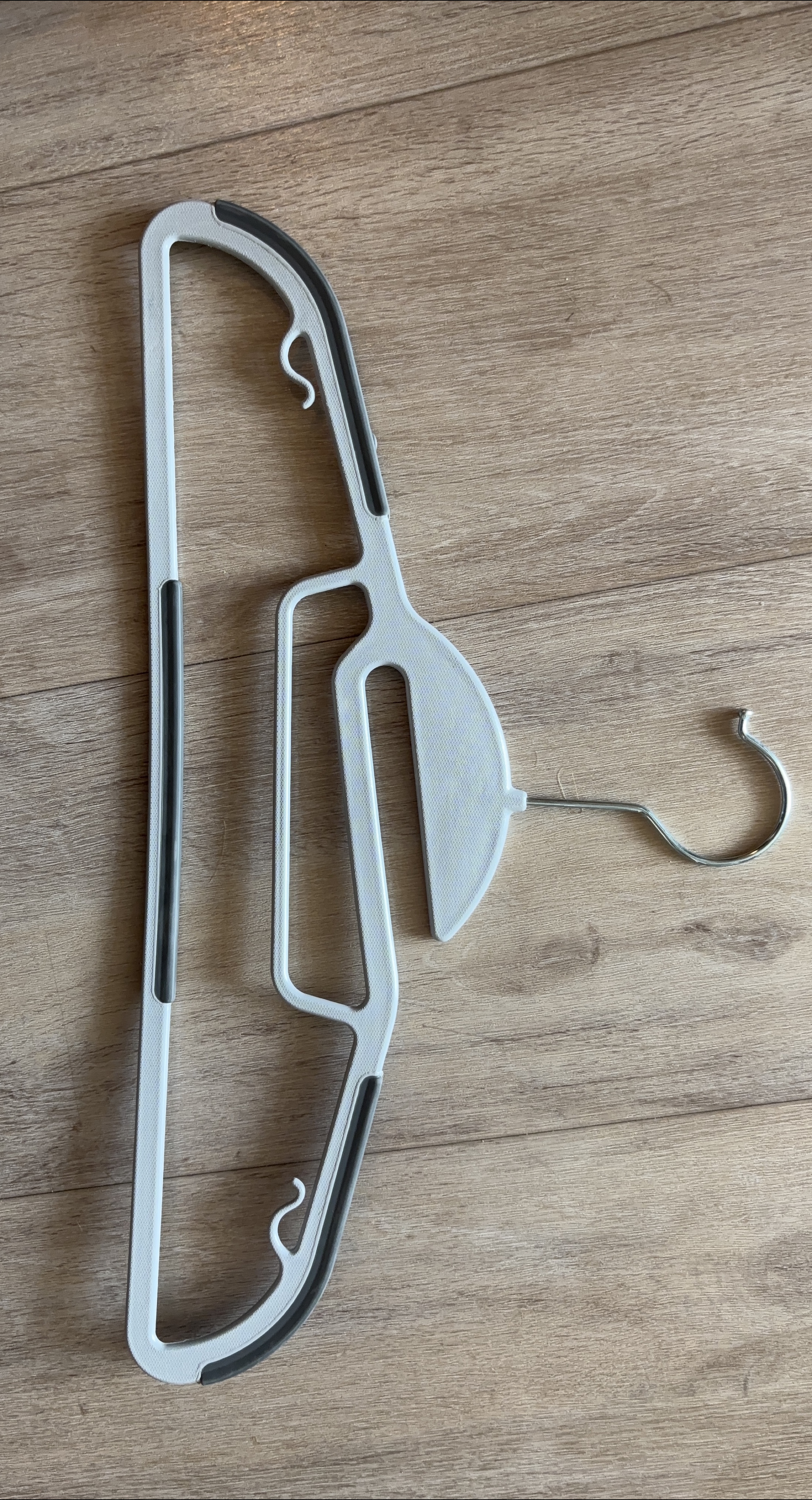 24 Hangers with grips for dresses and/or slippery textiles thumbnail
