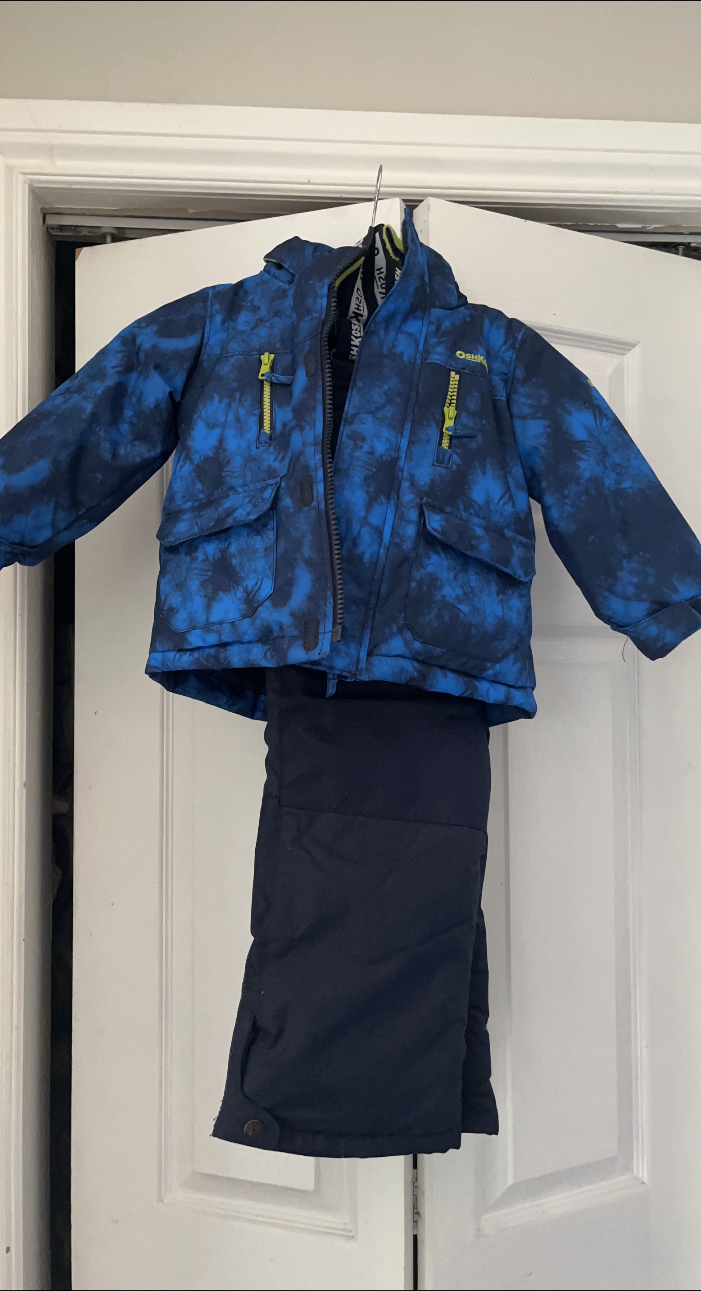 OshKosh B'gosh Snowsuit - Size 2T thumbnail
