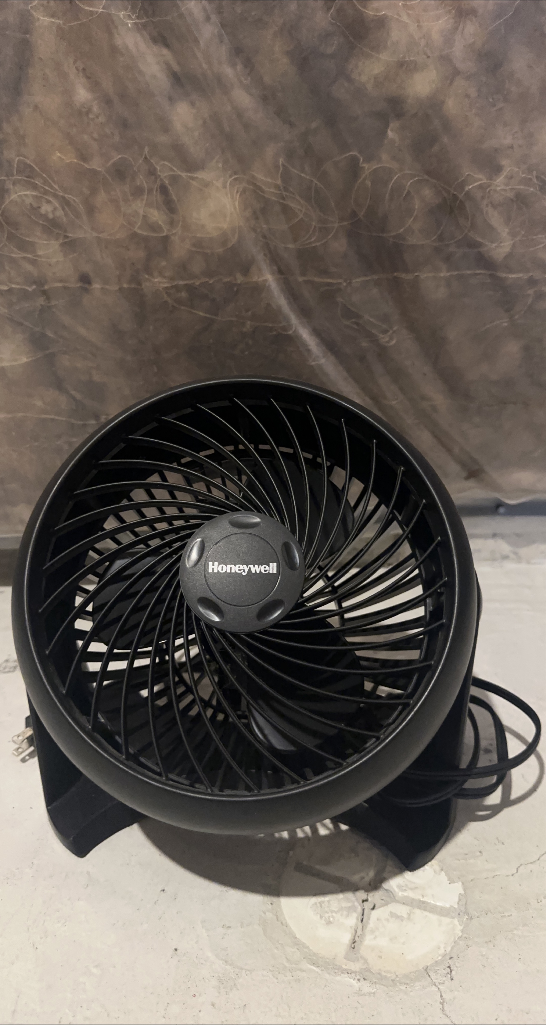 Honeywell Black Table Fan thumbnail