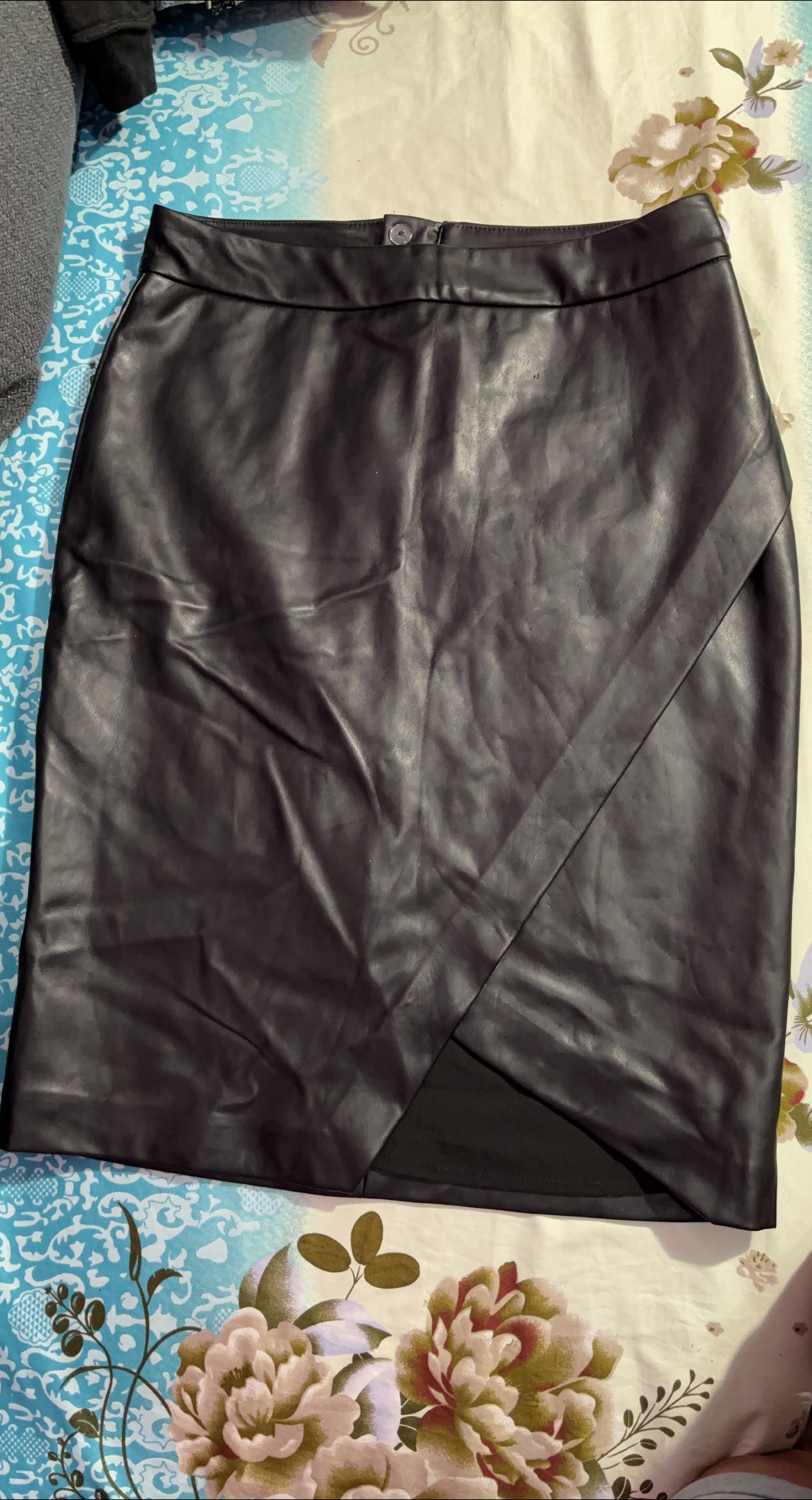 Suzy Shier Black Faux Leather Skirt - Size M thumbnail