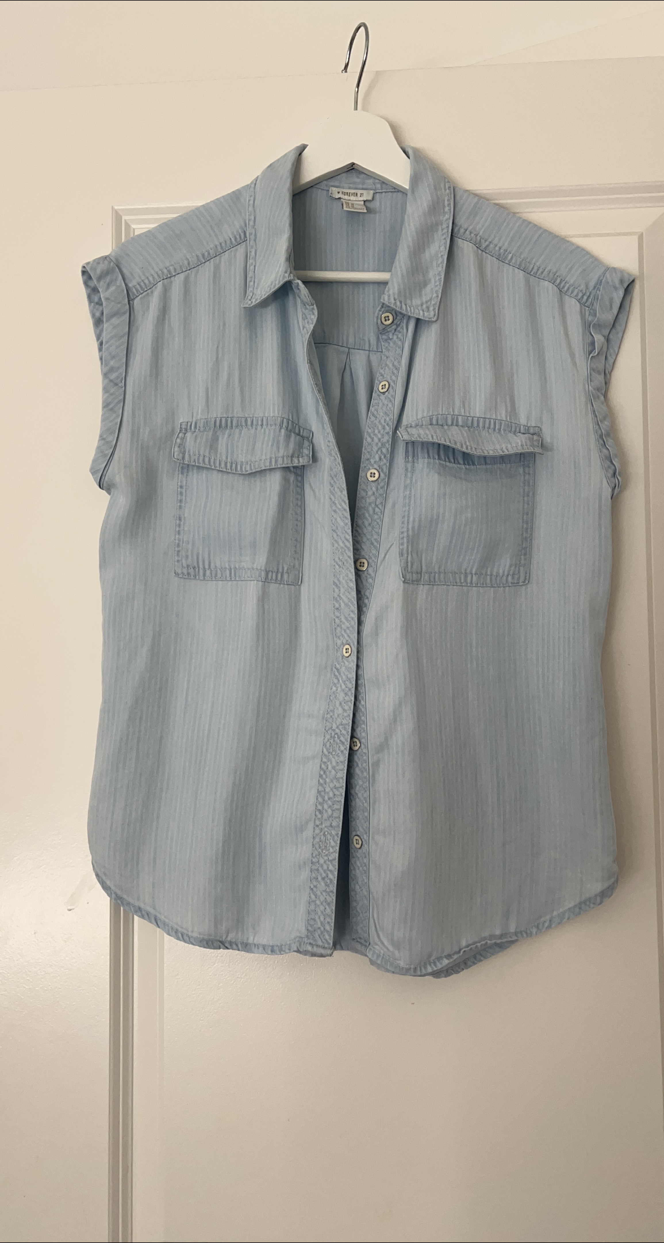 Forever 21 Chambray Sleeveless Shirt Size Medium thumbnail