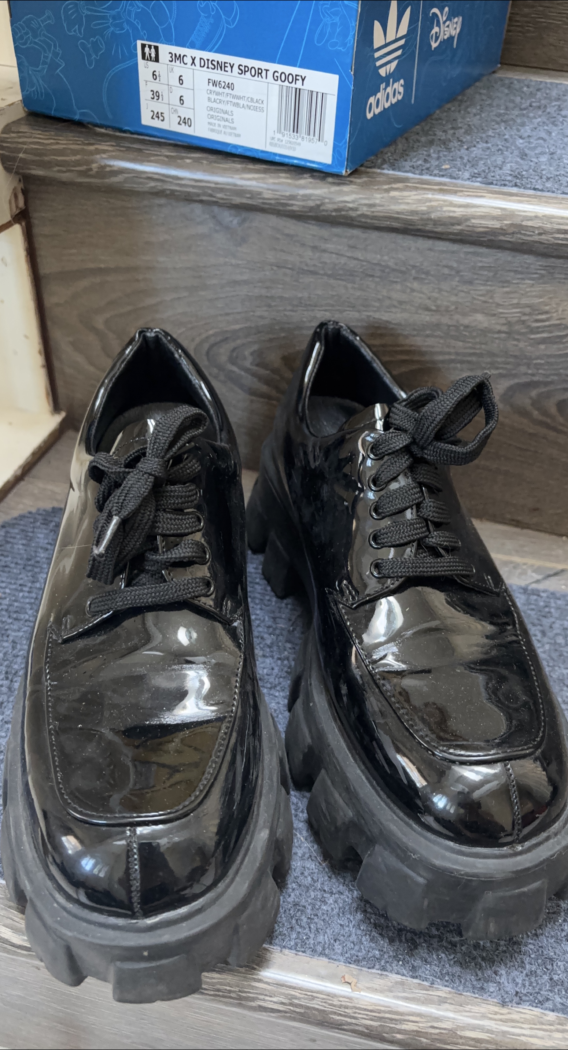 Looks like prada but it’s not size 9 thumbnail