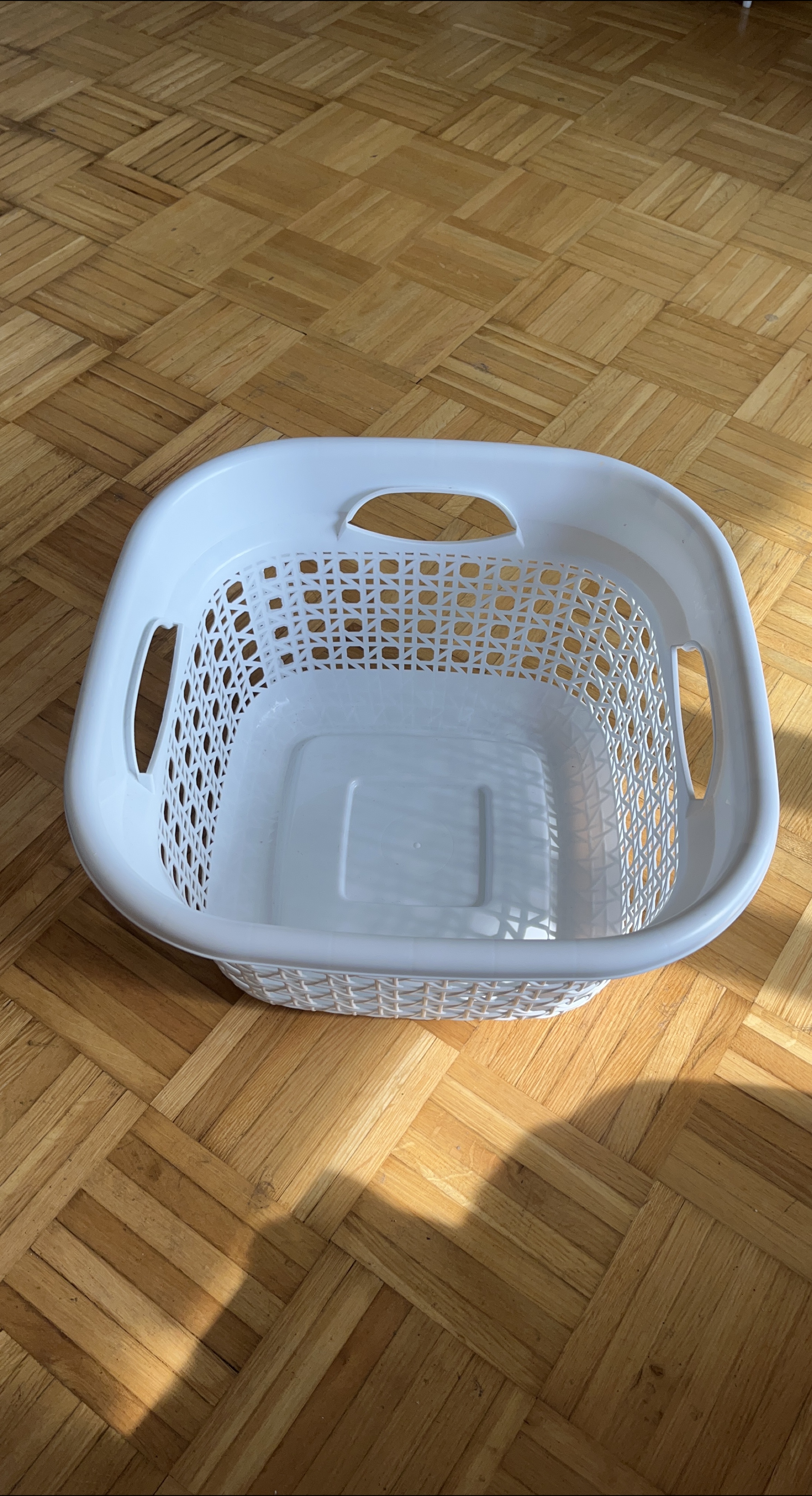 White plastic laundry basket - Free
