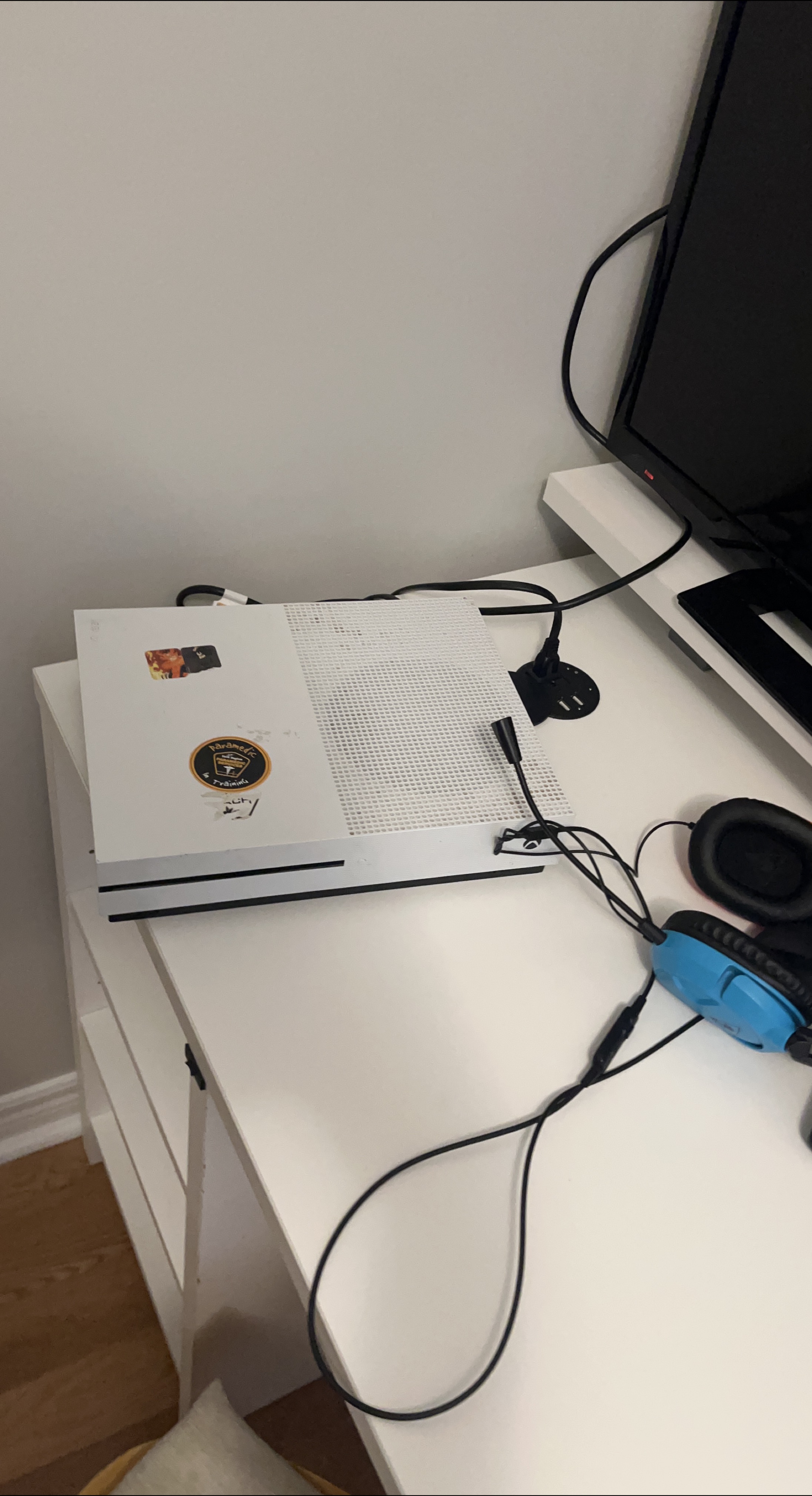 Xbox One S Console - White image indicator(1)