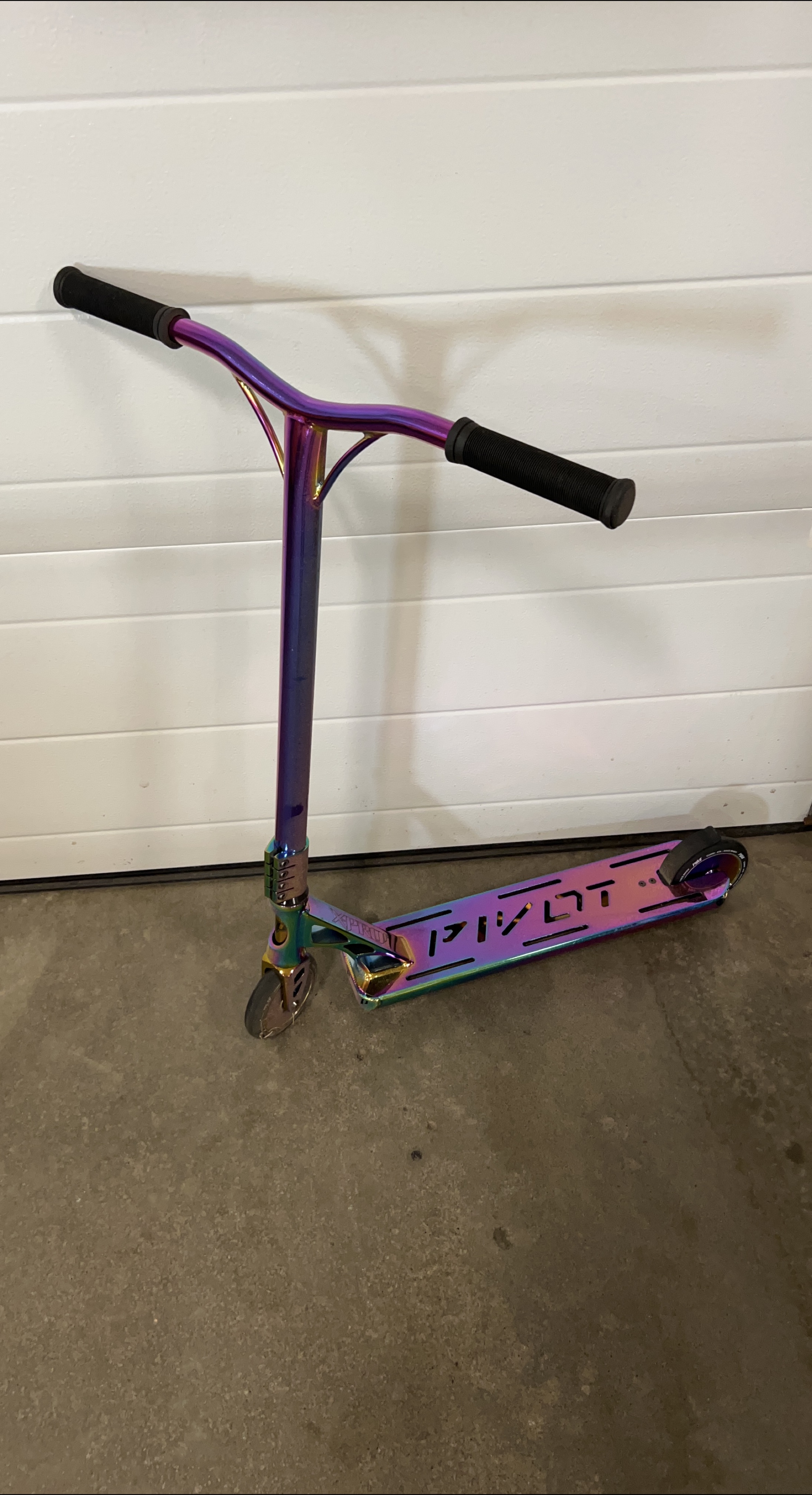 Pivot Stunt Scooter - Oil Slick